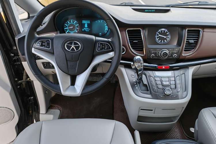 Used JAC Refine M5 2016 2.0T Gasoline Automatic Business Edition Interior 8