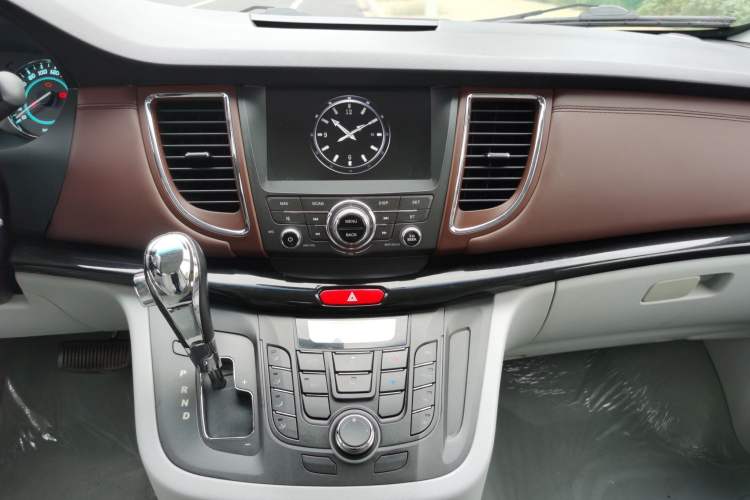 Used JAC Refine M5 2016 2.0T Gasoline Automatic Business Edition Interior 8