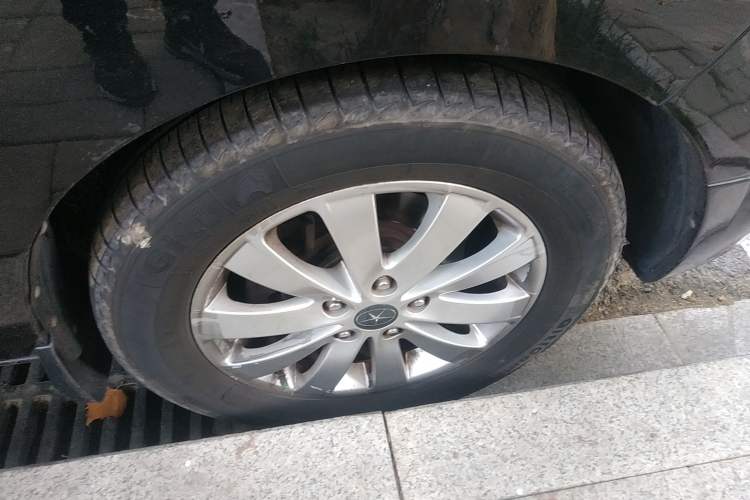 Used JAC Refine M5 2016 2.0T Gasoline Automatic Business Edition Right Front Wheel Hub