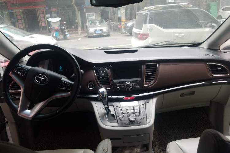 Used JAC Refine M5 2016 2.0T Gasoline Automatic Business Edition Center Console