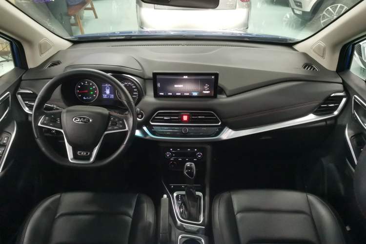 Used JAC Refine R3 2018 1.6L CVT Luxury Smart Model Center Console