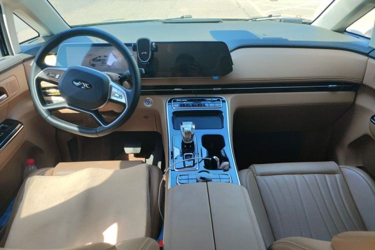 Used JAC Refine RF8 PHEV 2024 Zhiling Edition 1.5T 150KM Prestige Model – Lithium Iron Phosphate Center Console