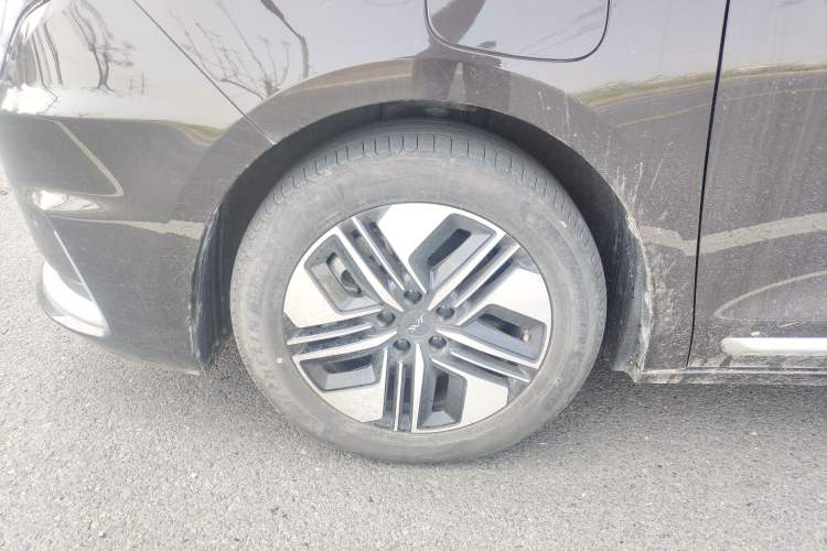 Used JAC Refine RF8 PHEV 2024 Zhiling Edition 1.5T 150KM Flagship Model – Lithium Iron Phosphate Left Front Wheel Hub