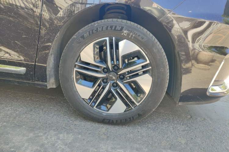 Used JAC Refine RF8 PHEV 2024 Zhiling Edition 1.5T 150KM Prestige Model – Lithium Iron Phosphate Right Front Wheel Hub