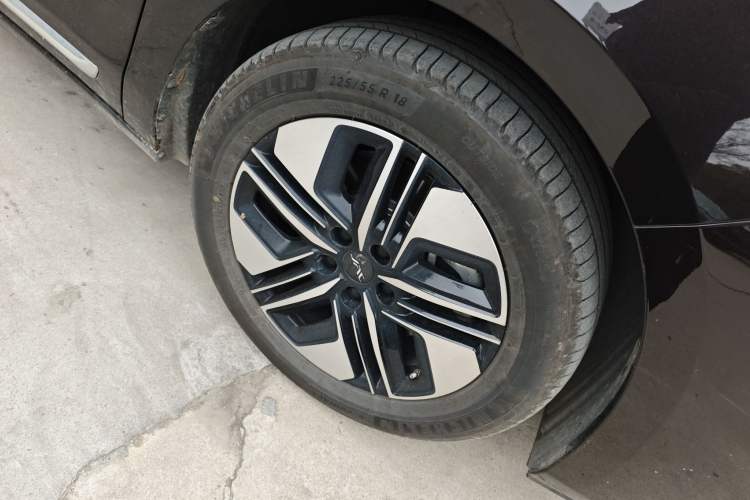 Used JAC Refine RF8 PHEV 2024 Hongmeng Edition 1.5T 150KM Flagship Model – Lithium Iron Phosphate Right Front Wheel Hub