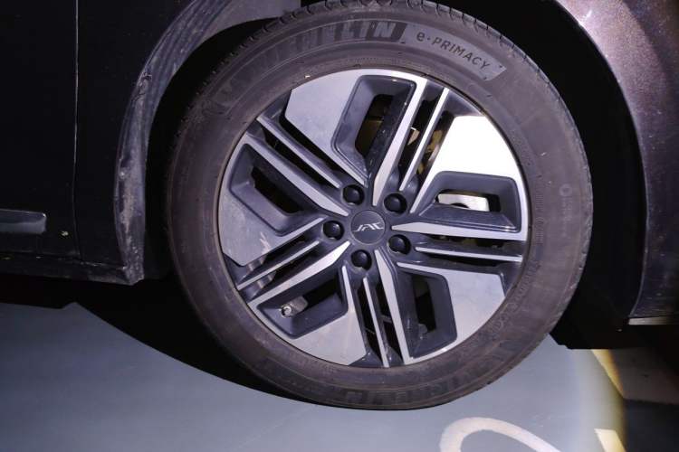 Used JAC Refine RF8 PHEV 2024 Zhiling Edition 1.5T 150KM Flagship Model – Lithium Iron Phosphate Right Front Wheel Hub