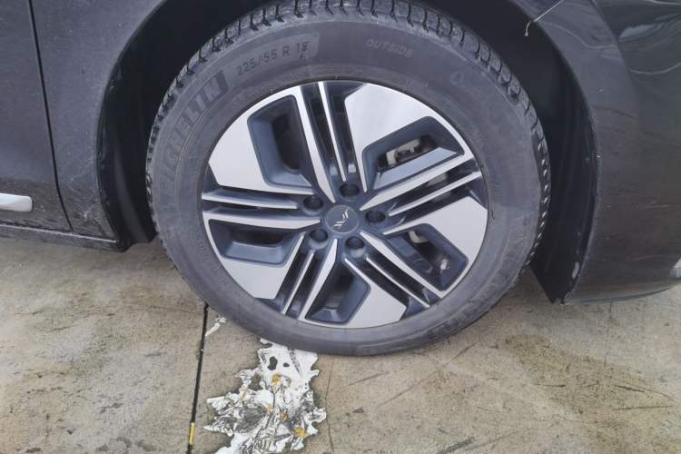 Used JAC Refine RF8 PHEV 2024 Zhiling Edition 1.5T 150KM Flagship Model – Lithium Iron Phosphate Right Front Wheel Hub