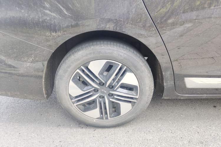 Used JAC Refine RF8 PHEV 2024 Zhiling Edition 1.5T 150KM Flagship Model – Lithium Iron Phosphate Right Rear Wheel Hub