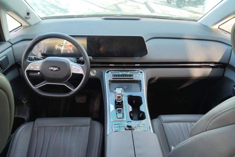 Used JAC Refine RF8 PHEV 2024 Zhiling Edition 1.5T 150KM Flagship Model – Lithium Iron Phosphate Center Console