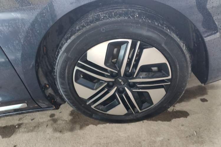 Used JAC Refine RF8 PHEV 2024 Zhiling Edition 1.5T 150KM Flagship Model – Lithium Iron Phosphate Right Front Wheel Hub