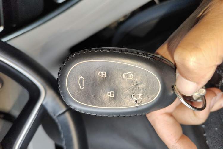 Used JAC Refine RF8 PHEV 2024 Zhiling Edition 1.5T 150KM Flagship Model – Lithium Iron Phosphate Vehicle Key