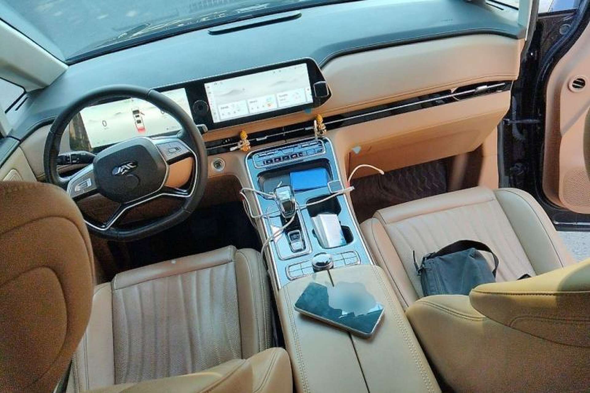 Used JAC Refine RF8 PHEV 2024 Zhiling Edition 1.5T 150KM Prestige Model – Lithium Iron Phosphate Center Console