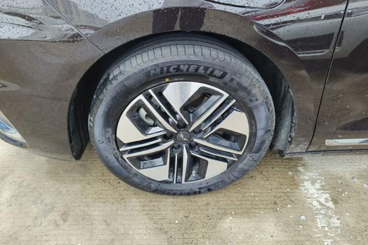 Used JAC Refine RF8 PHEV 2024 Hongmeng Edition 1.5T 150KM Flagship Model – Lithium Iron Phosphate Left Front Wheel Hub