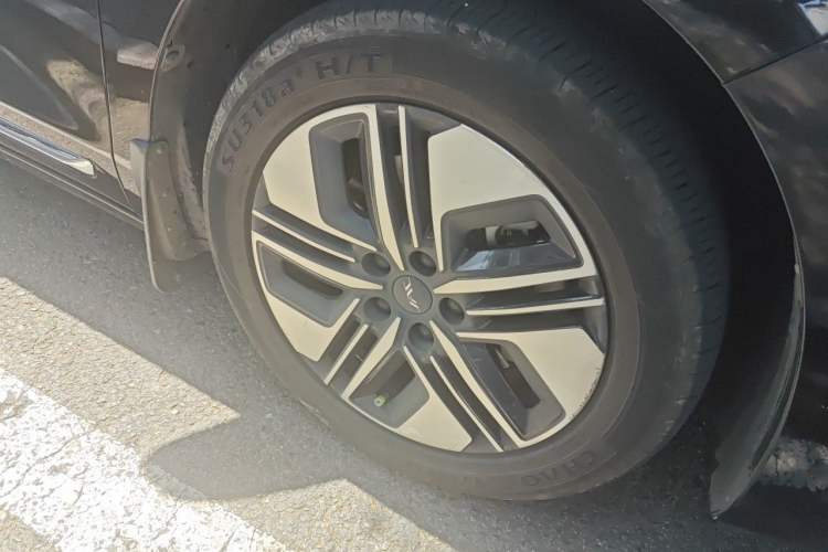 Used JAC Refine RF8 PHEV 2024 Zhiling Edition 1.5T 150KM Flagship Model – Lithium Iron Phosphate Right Front Wheel Hub