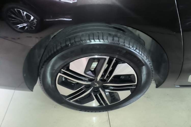 Used JAC Refine RF8 PHEV 2024 Zhiling Edition 1.5T 150KM Flagship Model – Lithium Iron Phosphate Right Rear Wheel Hub