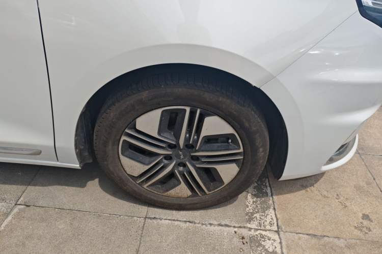 Used JAC Refine RF8 PHEV 2024 Hongmeng Edition 1.5T 150KM Flagship Model – Lithium Iron Phosphate Right Front Wheel Hub