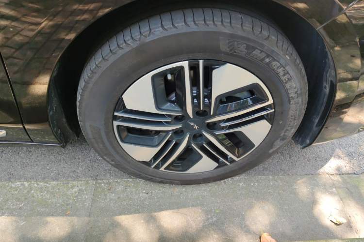 Used JAC Refine RF8 PHEV 2024 Hongmeng Edition 1.5T 150KM Flagship Model – Lithium Iron Phosphate Right Front Wheel Hub