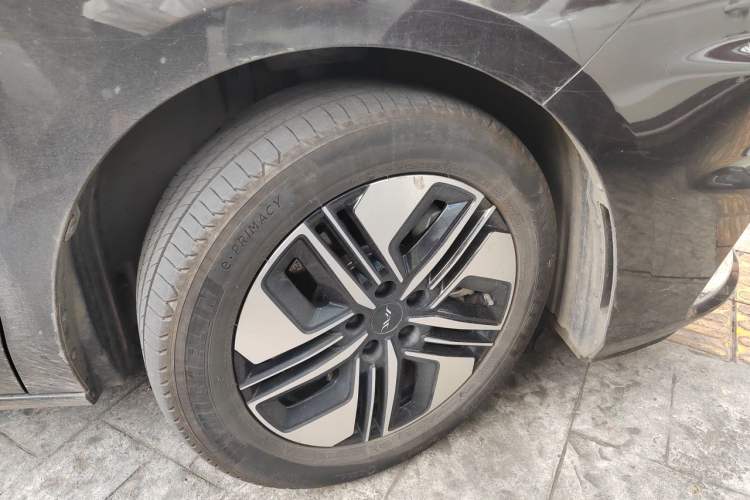 Used JAC Refine RF8 PHEV 2024 Zhiling Edition 1.5T 150KM Flagship Model – Lithium Iron Phosphate Right Front Wheel Hub