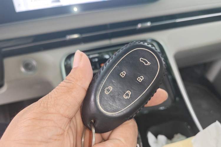 Used JAC Refine RF8 PHEV 2024 Zhiling Edition 1.5T 150KM Flagship Model – Lithium Iron Phosphate Vehicle Key