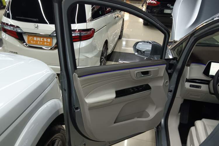 Used JAC Refine RF8 PHEV 2024 Zhiling Edition 1.5T 150KM Flagship Model – Lithium Iron Phosphate Left Front Door Interior