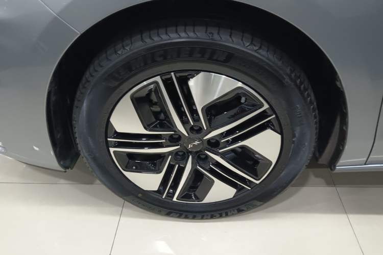 Used JAC Refine RF8 PHEV 2024 Zhiling Edition 1.5T 150KM Flagship Model – Lithium Iron Phosphate Left Front Wheel Hub