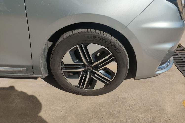Used JAC Refine RF8 PHEV 2024 Zhiling Edition 1.5T 150KM Flagship Model – Lithium Iron Phosphate Right Front Wheel Hub