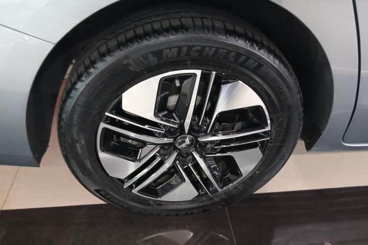 Used JAC Refine RF8 PHEV 2024 Zhiling Edition 1.5T 150KM Flagship Model – Lithium Iron Phosphate Right Rear Wheel Hub