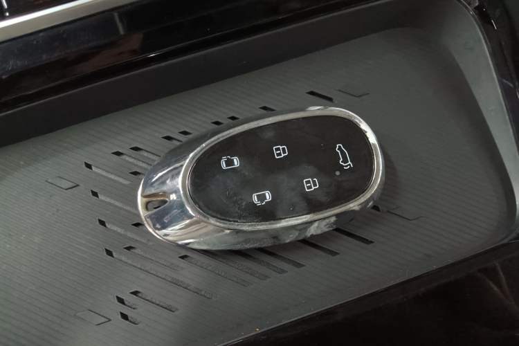 Used JAC Refine RF8 PHEV 2024 Zhiling Edition 1.5T 150KM Flagship Model – Lithium Iron Phosphate Vehicle Key