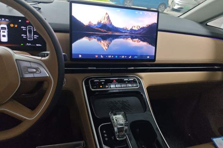 Used JAC Refine RF8 PHEV 2024 Hongmeng Edition 1.5T 150KM Flagship Model – Lithium Iron Phosphate Audio And AC Panel