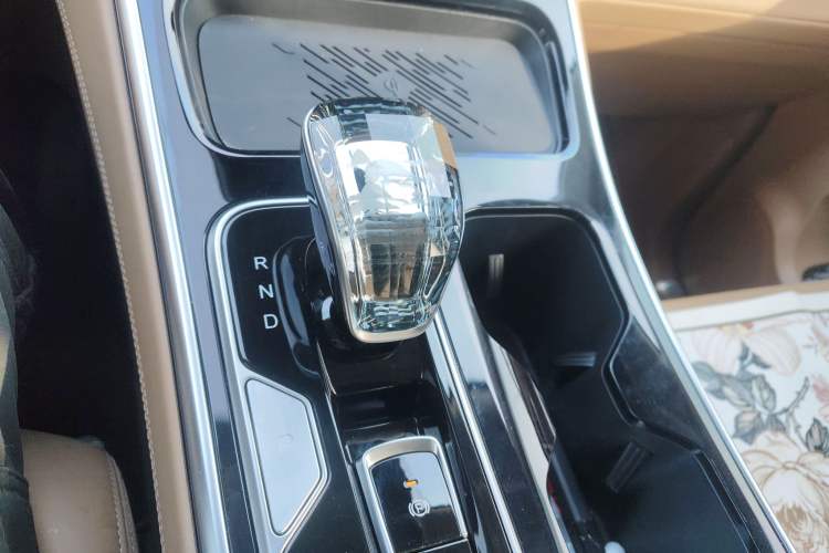 Used JAC Refine RF8 PHEV 2024 HONOR Edition 1.5T 252KM Flagship Model – Lithium-Ion Battery Gear Lever