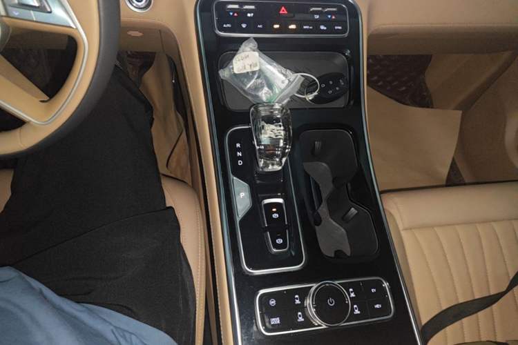 Used JAC Refine RF8 PHEV 2024 Hongmeng Edition 1.5T 150KM Flagship Model – Lithium Iron Phosphate Gear Lever