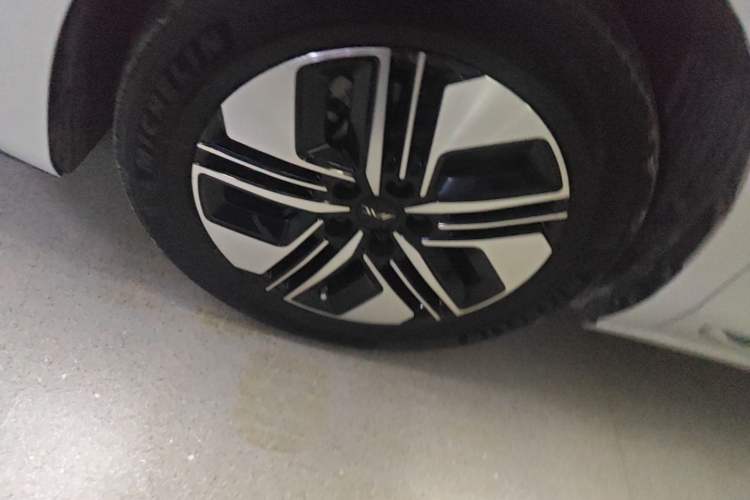 Used JAC Refine RF8 PHEV 2024 Hongmeng Edition 1.5T 150KM Flagship Model – Lithium Iron Phosphate Left Front Wheel Hub