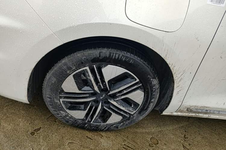 Used JAC Refine RF8 PHEV 2024 Zhiling Edition 1.5T 150KM Flagship Model – Lithium Iron Phosphate Left Front Wheel Hub