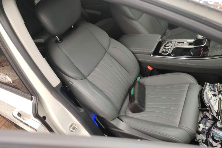 Used JAC Refine RF8 PHEV 2024 Hongmeng Edition 1.5T 150KM Flagship Model – Lithium Iron Phosphate Right Front Seat