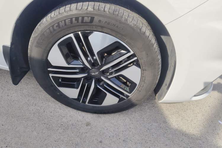 Used JAC Refine RF8 PHEV 2024 HONOR Edition 1.5T 252KM Flagship Model – Lithium-Ion Battery Right Front Wheel Hub