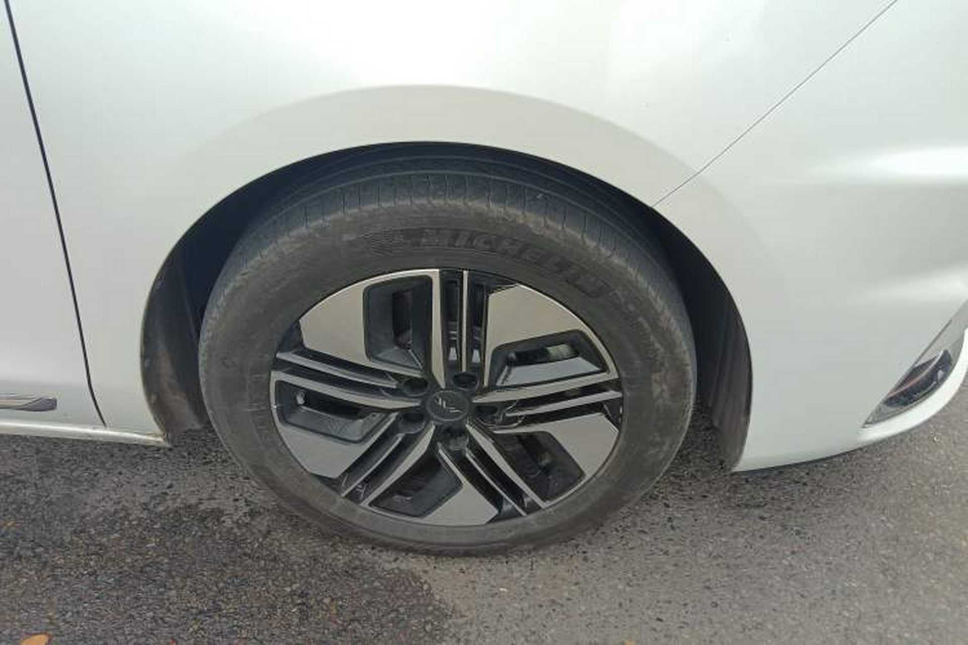 Used JAC Refine RF8 PHEV 2024 Zhiling Edition 1.5T 150KM Flagship Model – Lithium Iron Phosphate Right Front Wheel Hub