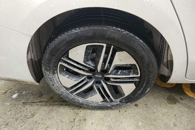 Used JAC Refine RF8 PHEV 2024 Zhiling Edition 1.5T 150KM Flagship Model – Lithium Iron Phosphate Right Rear Wheel Hub