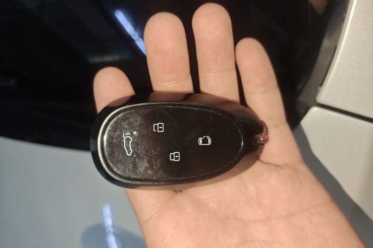Used JAC Refine RF8 PHEV 2024 Zhiling Edition 1.5T 150KM Prestige Model – Lithium Iron Phosphate Vehicle Key