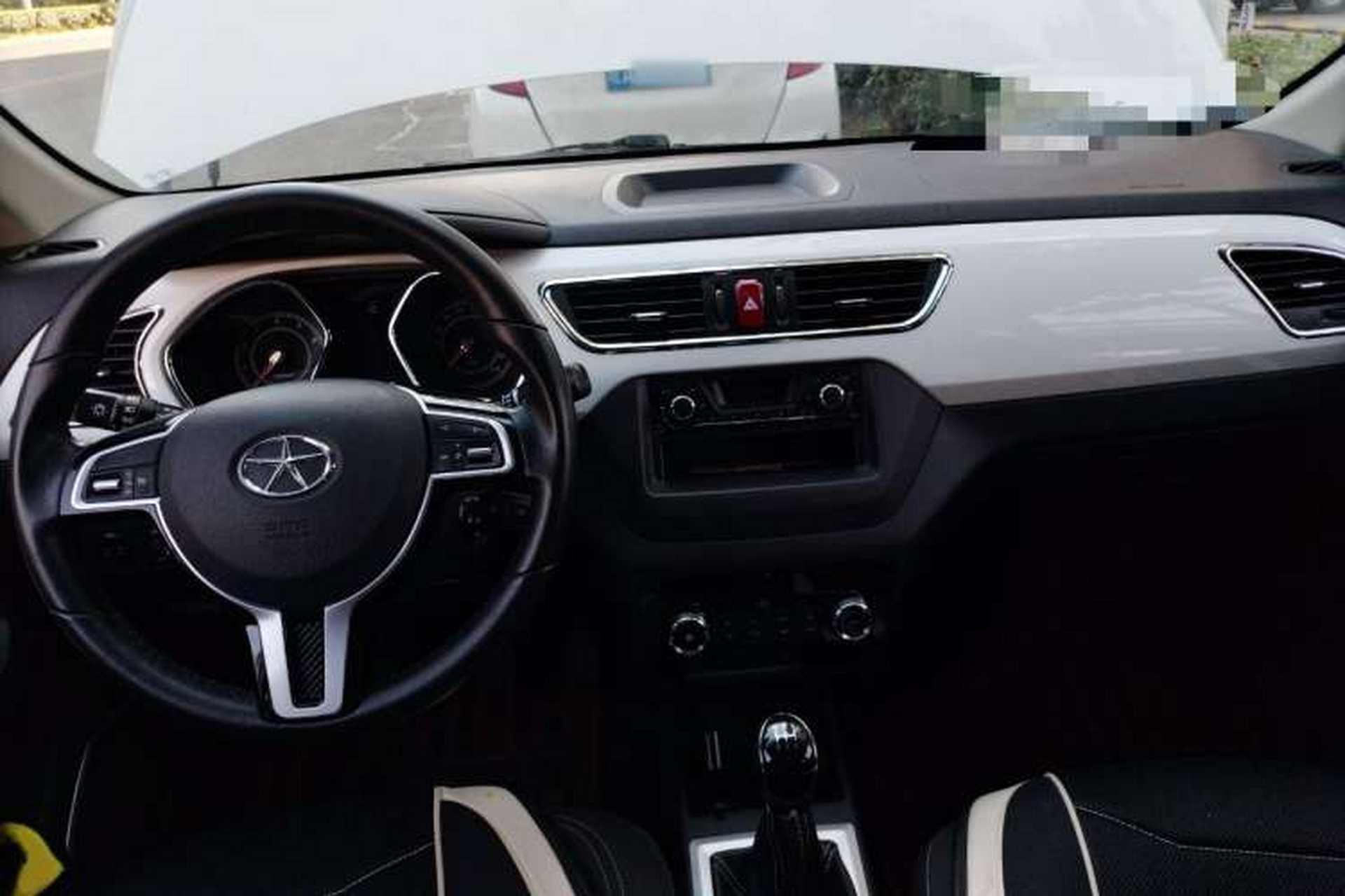Used JAC Refine S2 2017 1.5L Manual Luxury Model Center Console