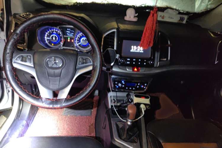 Used JAC Refine S3 2014 1.5L Manual Luxury Smart Model Center Console
