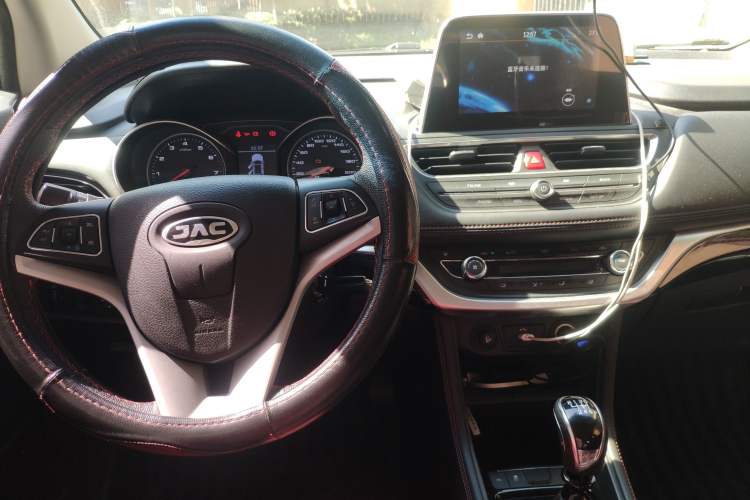 Used JAC Refine S3 2017 1.6L Manual Luxury Smart Model Center Console