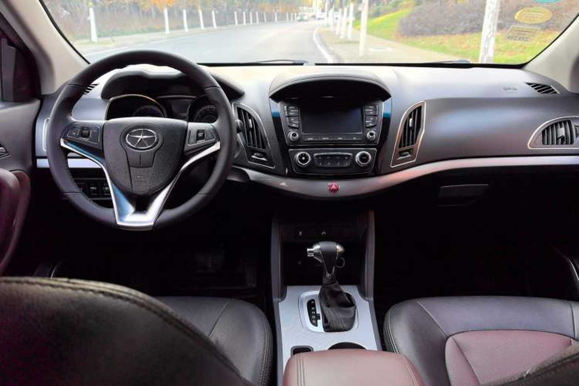 Used JAC Refine S5 2015 1.5T Automatic Elite Model Center Console