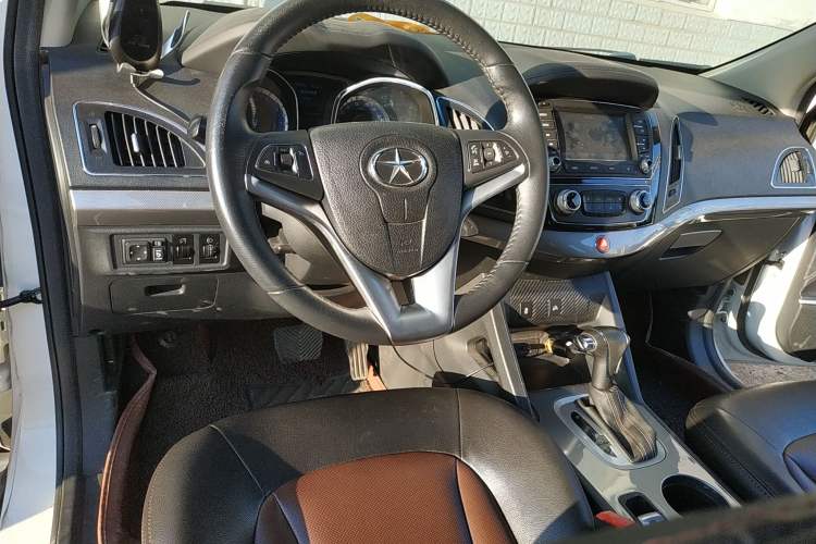 Used JAC Refine S5 2015 1.5T Automatic Elite Model Center Console
