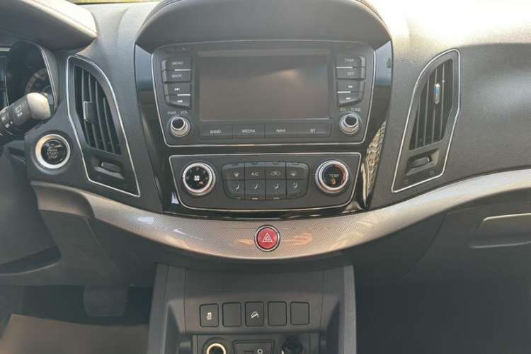 Used JAC Refine S5 2017 1.5T Automatic E-commerce Edition Interior 3