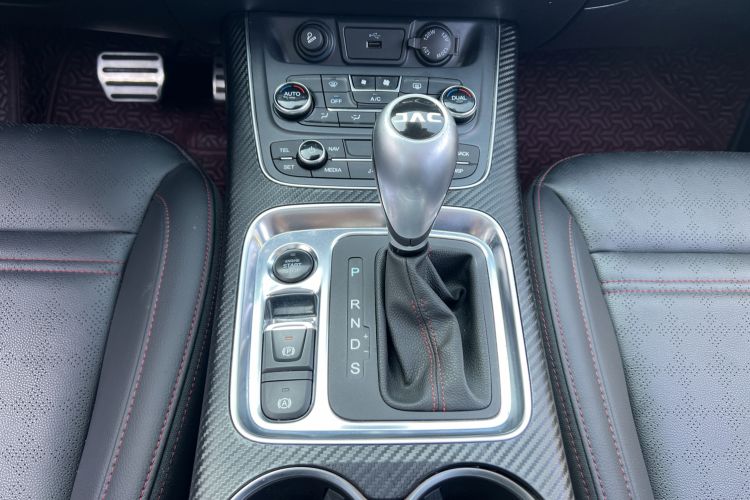 Used JAC Refine S7 2018 Super Edition 251T Automatic Supreme 5-Seater Gear Lever