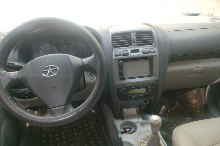 Used JAC Rein 2011 1.9T Two-Wheel-Drive Diesel Luxury Edition Center Console
