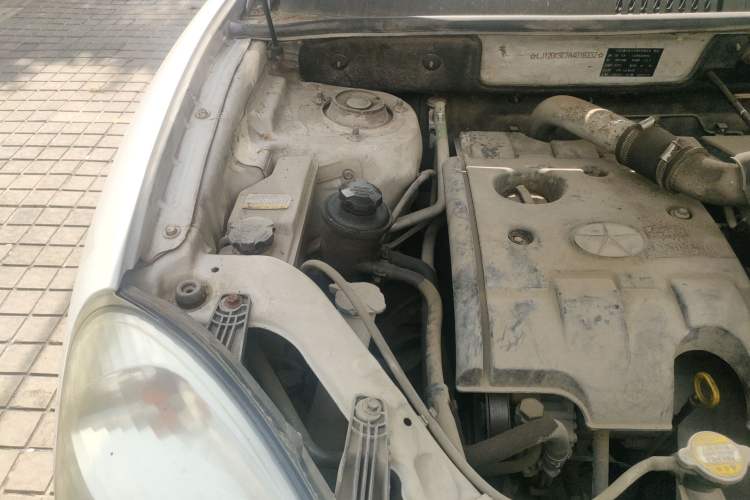 Used JAC Rein 2011 1.9T Two-Wheel-Drive Diesel Luxury Edition Engine Bay Right