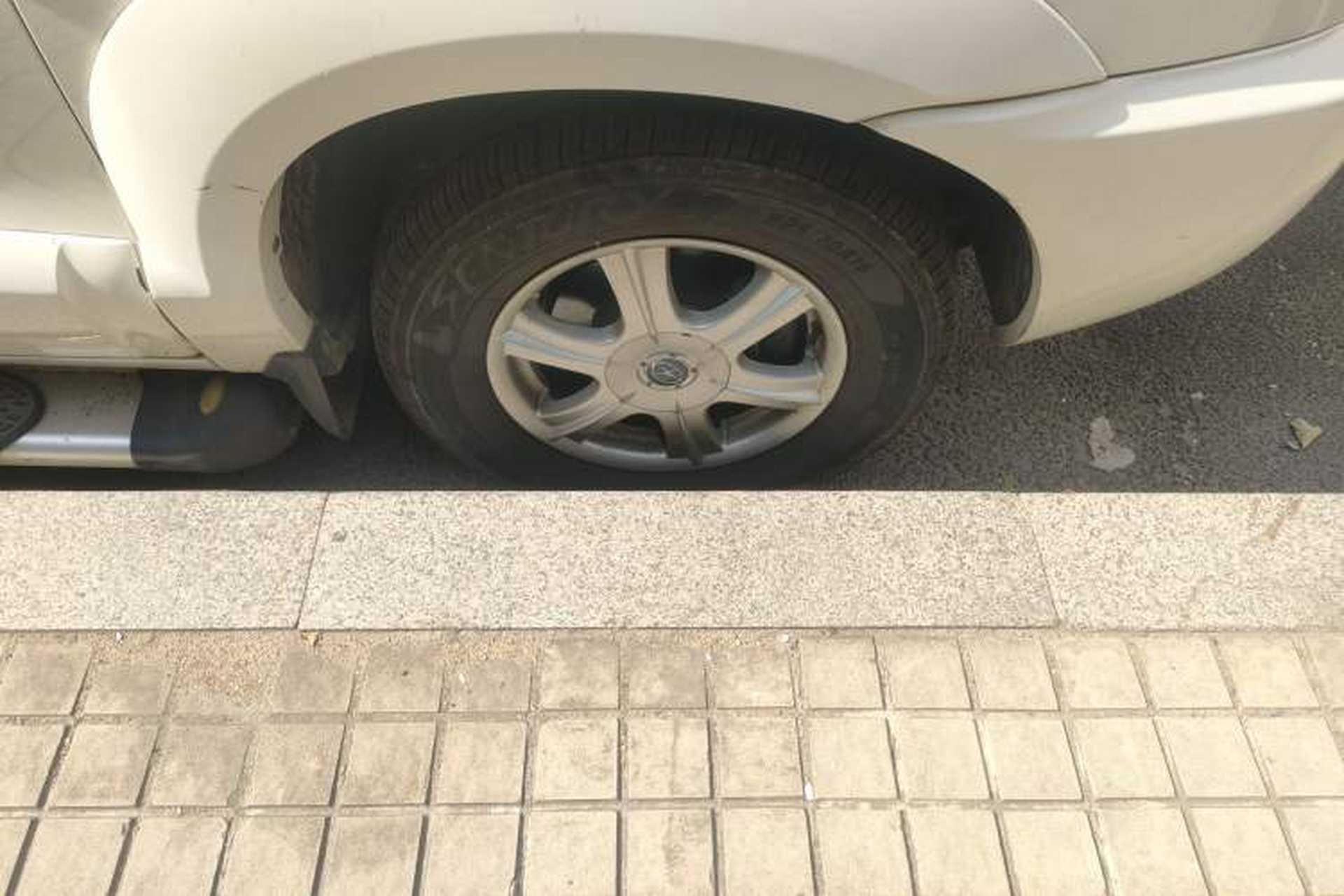Used JAC Rein 2011 1.9T Two-Wheel-Drive Diesel Luxury Edition Right Front Wheel Hub