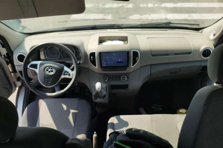 Used JAC Sunray 2019 1.9T Fuel-Efficient Platinum Edition 5-9 Seater Star Express Center Console