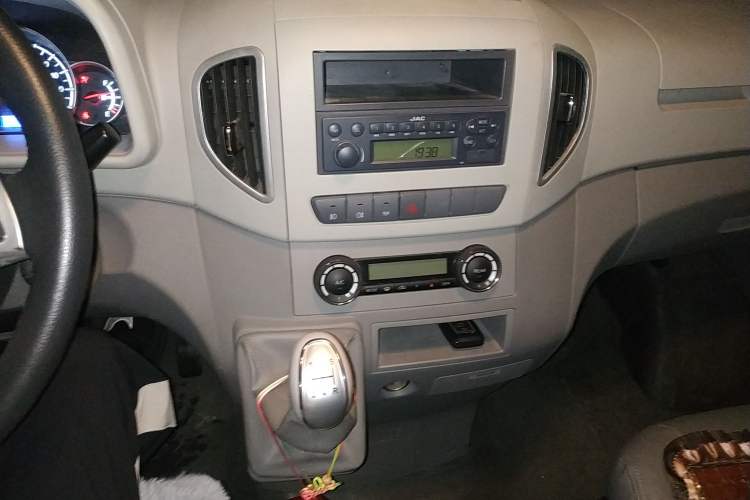 Used JAC Sunray 2019 1.9T Fuel-Efficient Platinum Edition 5-9 Seater Star Express Audio And AC Panel